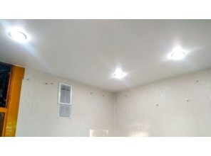 Монтаж потолка на кухне 6 м2 с использованием пленки VIPCEILING серии MONLANGE S9020 (2.60)