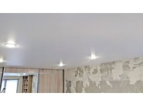 Монтаж потолка в гостиной 16 м2 с использованием пленки VIPCEILING серии MONLANGE M9001 (3.25)