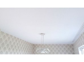 Монтаж потолка в спальне 17 м2 с использованием пленки VIPCEILING серии MONLANGE F9011 (3.50)