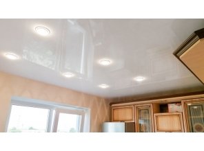 Монтаж потолка на кухне 10 м2 с использованием пленки VIPCEILING серии MONLANGE L9001 (3.25)