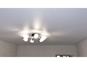 Монтаж потолка в спальне 13 м2 с использованием пленки VIPCEILING серии MONLANGE M9001 (3.25)