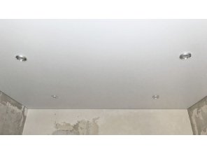 Монтаж потолка в спальне 10 м2 с использованием пленки VIPCEILING серии MONLANGE M9001 (3.25)