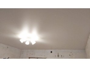 Монтаж потолка в гостиной 17 м2 с использованием пленки VIPCEILING серии MONLANGE M9001 (4.35)