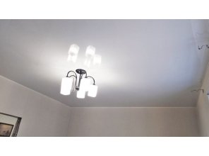 Монтаж потолка в спальне 12 м2 с использованием пленки VIPCEILING серии MONLANGE L9001 (3.25)