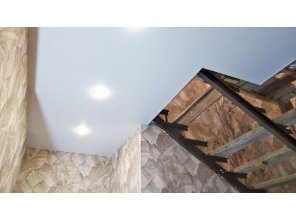 Монтаж потолка в деревянном доме 6 м2 с использованием пленки VIPCEILING серии MONLANGE S9020 (2.15)