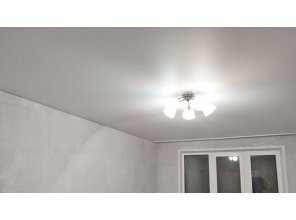 Монтаж потолка в гостиной 21 м2 с использованием пленки VIPCEILING серии MONLANGE M9001 (4.35)