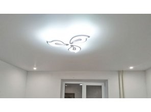 Монтаж потолка в спальне 14 м2 с использованием пленки VIPCEILING серии MONLANGE M9001 (3.50)