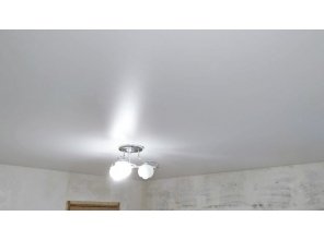 Монтаж потолка в спальне 12 м2 с использованием пленки VIPCEILING серии MONLANGE M9001 (3.25)