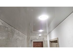 Монтаж потолка в коридоре 11 м2 с использованием пленки VIPCEILING серии MONLANGE L9001 (3.25)