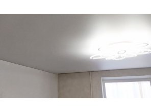 Монтаж потолка в гостиной 15 м2 с использованием пленки VIPCEILING серии MONLANGE M9001 (3.80)