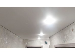 Монтаж потолка в коридоре 7 м2 с использованием пленки VIPCEILING серии MONLANGE M9001 (2.60)