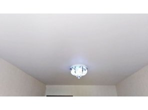 Монтаж потолка в спальне 12 м2 с использованием пленки VIPCEILING серии MONLANGE M9001 (2.60)