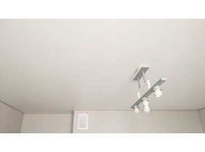 Монтаж потолка на кухне 10 м2 с использованием пленки VIPCEILING серии MONLANGE M9001 (3.25)