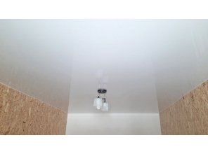 Монтаж потолка в спальне 10 м2 с использованием пленки VIPCEILING серии MONLANGE L9001 (2.60)