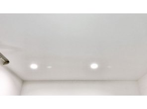 Монтаж потолка на кухне 12 м2 с использованием пленки VIPCEILING серии MONLANGE S9020 (3.25)