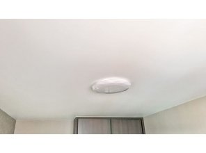 Монтаж потолка в гостиной 18 м2 с использованием пленки VIPCEILING серии MONLANGE M9001 (3.50)