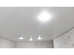 Монтаж потолка в гостиной 15 м2 с использованием пленки VIPCEILING серии MONLANGE M9001 (3.25)