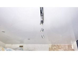 Монтаж потолка на кухне 9 м2 с использованием пленки VIPCEILING серии MONLANGE L9001 (3.25)