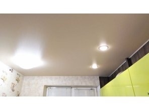 Монтаж потолка на кухне 7 м2 с использованием пленки VIPCEILING серии MONLANGE M9102 (3.50)