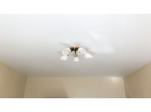 Монтаж потолка в гостиной 12 м2 с использованием пленки VIPCEILING серии MONLANGE M9001 (3.25)