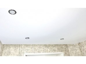 Монтаж потолка на кухне 8 м2 с использованием пленки VIPCEILING серии MONLANGE M9001 (3.25)