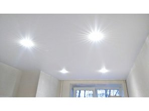 Монтаж потолка в спальне 8 м2 с использованием пленки VIPCEILING серии MONLANGE M9001 (2.60)