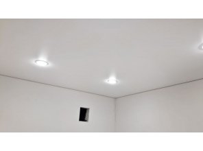 Монтаж потолка на кухне 6 м2 с использованием пленки VIPCEILING серии MONLANGE M9001 (2.60)