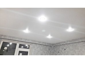 Монтаж потолка на кухне 11 м2 с использованием пленки VIPCEILING серии MONLANGE S9020 (3.50)