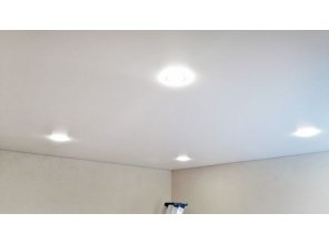 Монтаж потолка в спальне 15 м2 с использованием пленки VIPCEILING серии MONLANGE M9001 (3.80)