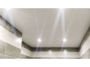 Монтаж потолка в ванной 4 м2 с использованием пленки VIPCEILING серии MONLANGE M9001 (2.15)