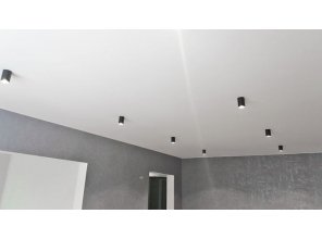 Монтаж потолка в гостиной 18 м2 с использованием пленки VIPCEILING серии MONLANGE M9001 (3.25)