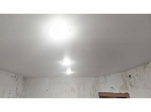 Монтаж потолка на кухне 7 м2 с использованием пленки VIPCEILING серии MONLANGE M9001 (2.15)