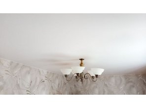 Монтаж потолка в гостиной 10 м2 с использованием пленки VIPCEILING серии MONLANGE M9001 (2.60)