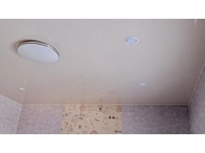 Монтаж потолка в деревянном доме 11 м2 с использованием пленки VIPCEILING серии MONLANGE L9042 (3.50)