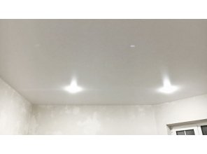 Монтаж потолка в спальне 16 м2 с использованием пленки VIPCEILING серии MONLANGE S9020 (3.80)