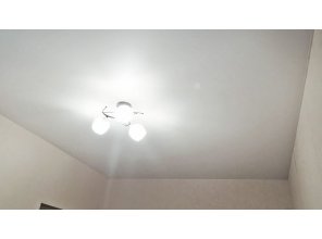 Монтаж потолка в спальне 13 м2 с использованием пленки VIPCEILING серии MONLANGE M9001 (3.50)