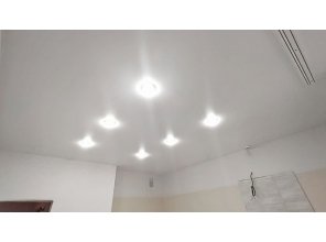 Монтаж потолка на кухне 14 м2 с использованием пленки VIPCEILING серии MONLANGE M9001 (3.25)