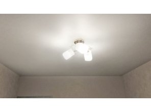 Монтаж потолка в спальне 13 м2 с использованием пленки VIPCEILING серии MONLANGE M9001 (3.25)