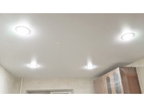 Монтаж потолка на кухне 7 м2 с использованием пленки VIPCEILING серии MONLANGE M9001 (2.60)