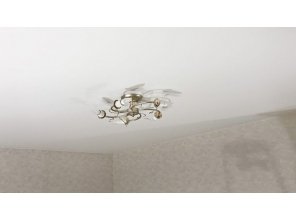 Монтаж потолка в гостиной 14 м2 с использованием пленки VIPCEILING серии MONLANGE M9001 (3.80)