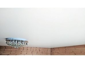 Монтаж потолка в деревянном доме 27 м2 с использованием пленки VIPCEILING серии MONLANGE M9001 (4.90)