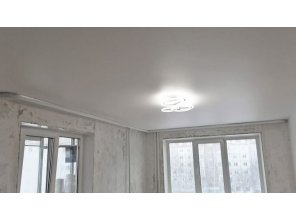Монтаж потолка в гостиной 17 м2 с использованием пленки VIPCEILING серии MONLANGE M9001 (3.25)