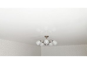 Монтаж потолка в гостиной 18 м2 с использованием пленки VIPCEILING серии MONLANGE L9001 (3.25)