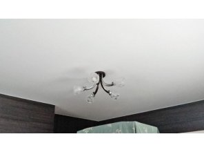 Монтаж потолка в спальне 14 м2 с использованием пленки VIPCEILING серии MONLANGE M9001 (3.80)