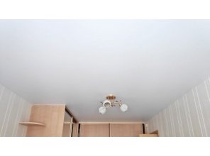 Монтаж потолка в спальне 11 м2 с использованием пленки VIPCEILING серии MONLANGE M9001 (2.60)