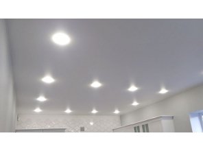 Монтаж потолка в гостиной 21 м2 с использованием пленки VIPCEILING серии MONLANGE M9001 (3.50)