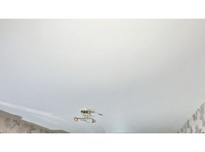 Монтаж потолка в гостиной 17 м2 с использованием пленки VIPCEILING серии MONLANGE M9001 (3.25)