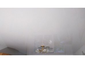 Монтаж потолка в гостиной 15 м2 с использованием пленки VIPCEILING серии MONLANGE L9001 (3.25)