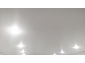 Монтаж потолка в гостиной 16 м2 с использованием пленки VIPCEILING серии MONLANGE S9020 (3.50)