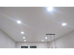 Монтаж потолка в квартире 20 м2 с использованием пленки VIPCEILING серии MONLANGE M9001 (3.50)